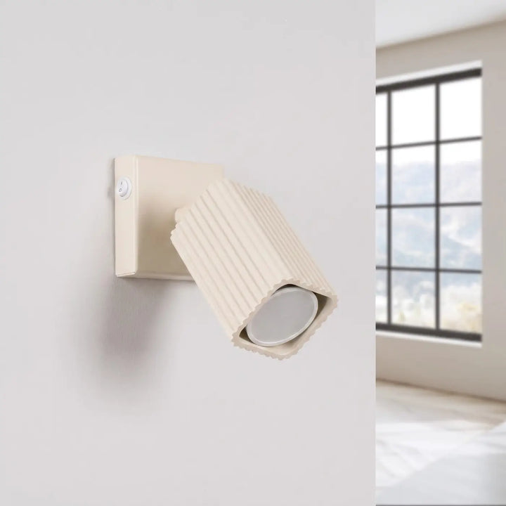 Applique murale Rayo en aluminium beige à réflecteur rainuré, éteinte