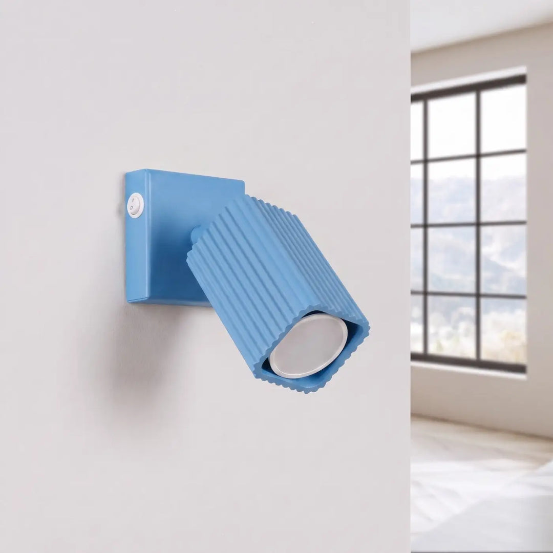 Applique murale Rayo en aluminium bleu azur à réflecteur rainuré, éteinte