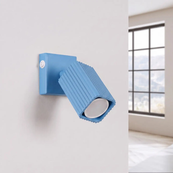 Applique murale Rayo en aluminium bleu azur à réflecteur rainuré, éteinte