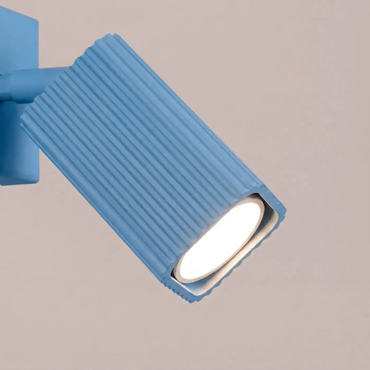 Applique murale Rayo en aluminium bleu azur à réflecteur rainuré, détail des cannelures