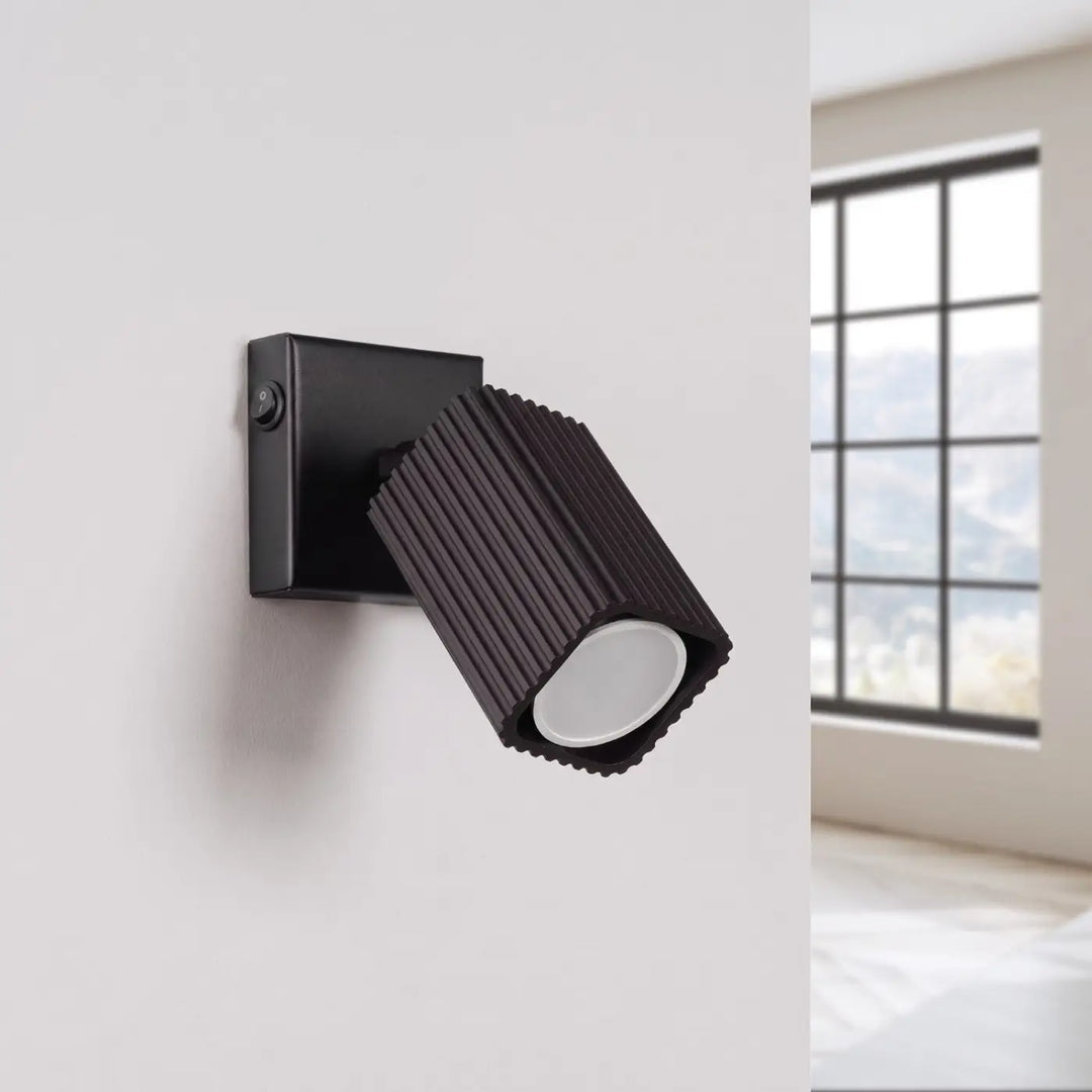 Applique murale Rayo en aluminium noir à réflecteur rainuré, éteinte