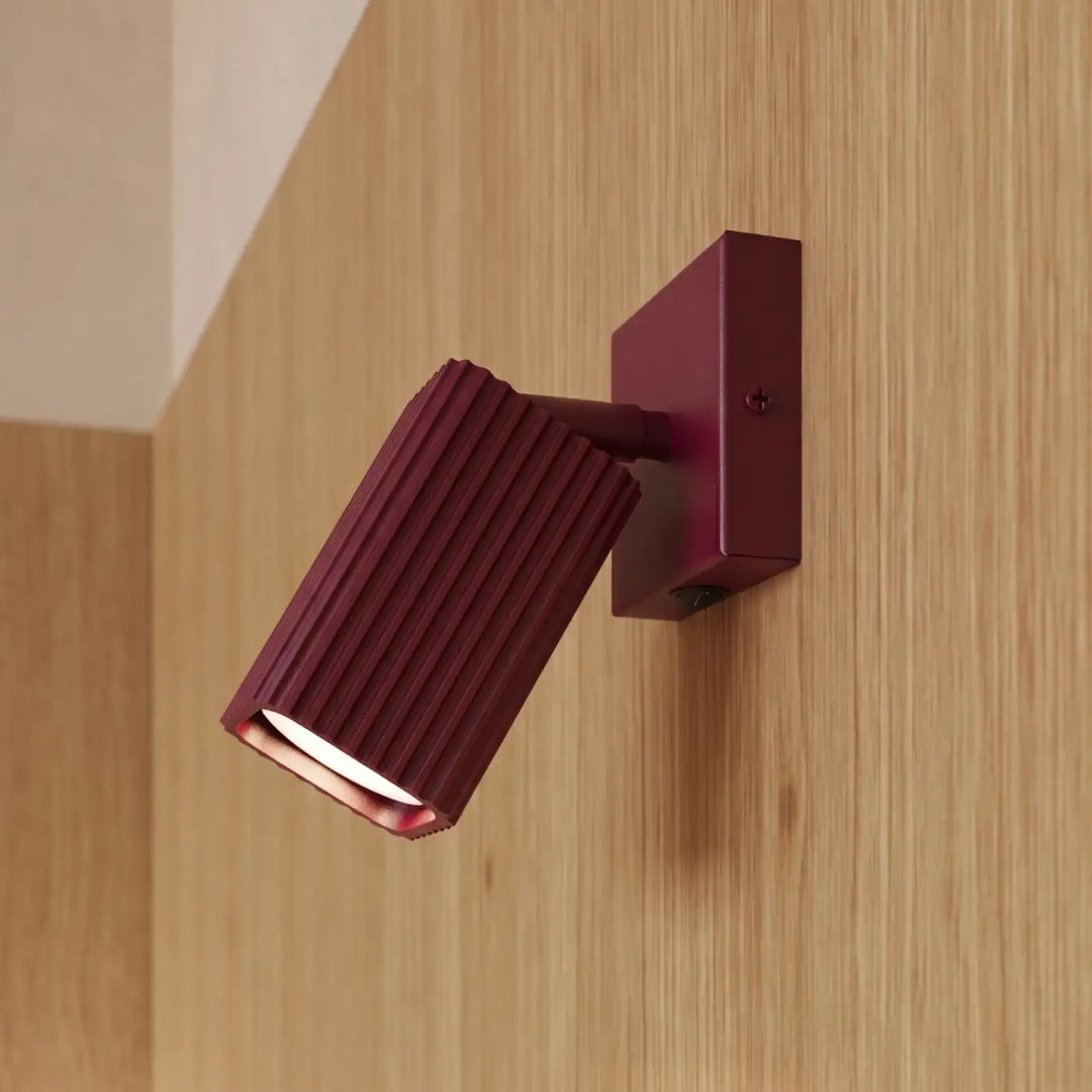 Applique murale Rayo en aluminium bordeaux à réflecteur rainuré, fixée au mur, vue rapprochée