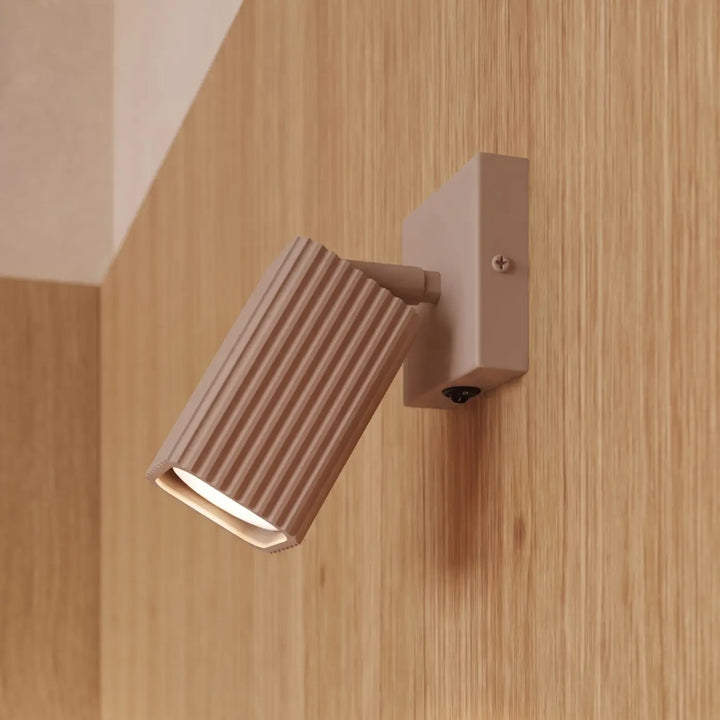 Applique murale Rayo en aluminium taupe à réflecteur rainuré, fixée au mur, vue rapprochée