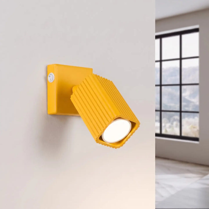 Applique murale Rayo en aluminium jaune à réflecteur rainuré, allumée