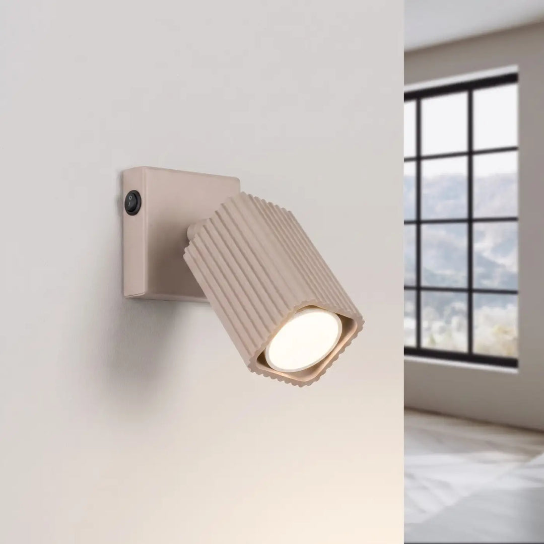 Applique murale Rayo en aluminium taupe à réflecteur rainuré, allumée