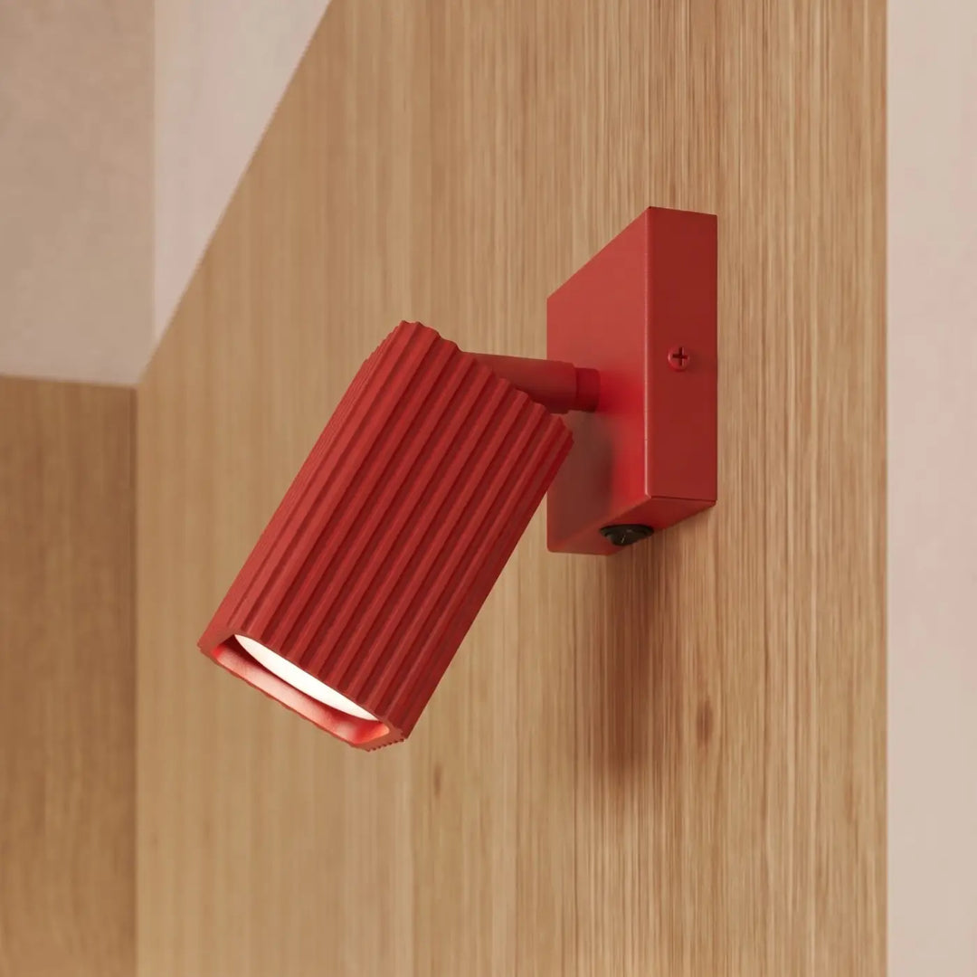 Applique murale Rayo en aluminium rouge à réflecteur rainuré, fixée au mur, vue rapprochée