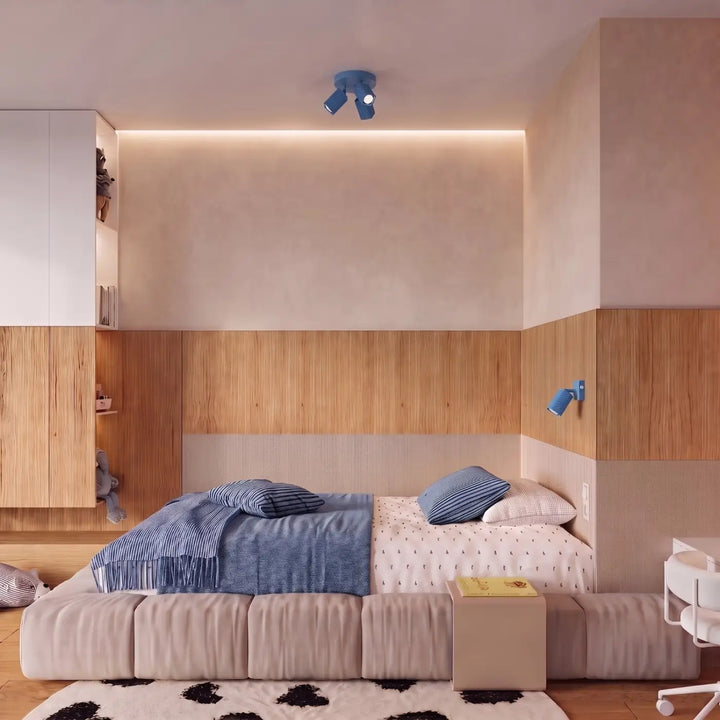 Applique murale Rayo en aluminium bleu azur à réflecteur rainuré dans une chambre