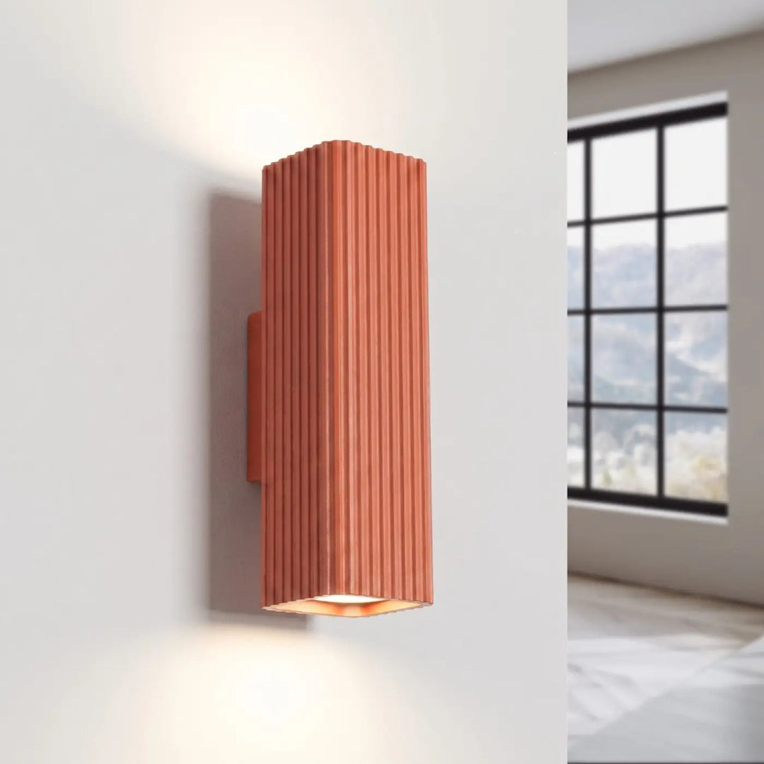 Applique murale Rayo en aluminium ocre rouge à réflecteur rainuré, allumée