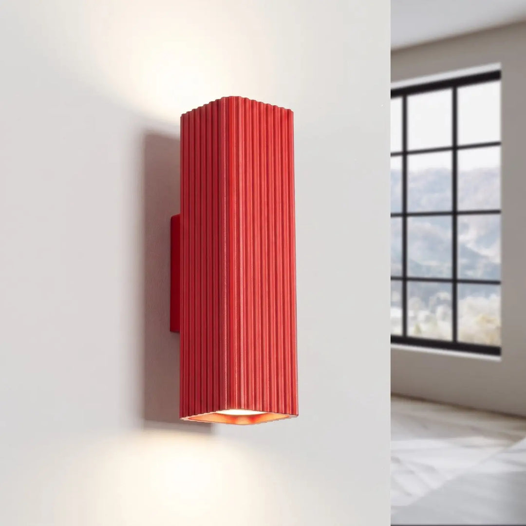 Applique murale Rayo en aluminium rouge à réflecteur rainuré, allumée