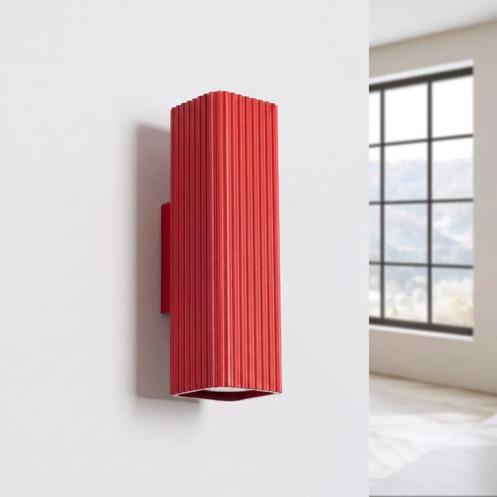 Applique murale Rayo en aluminium rouge à réflecteur rainuré, éteinte