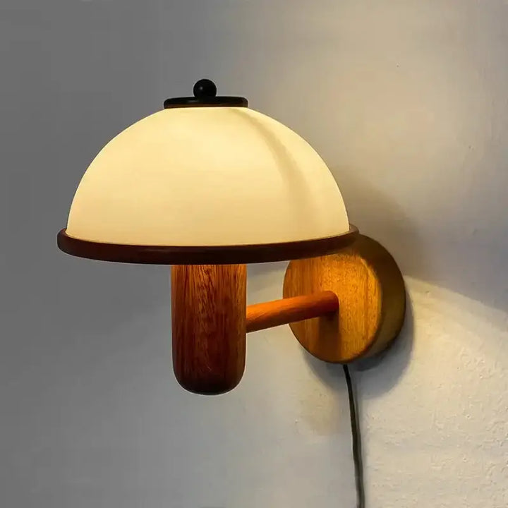 Applique murale standard avec un abat-jour en champignon

