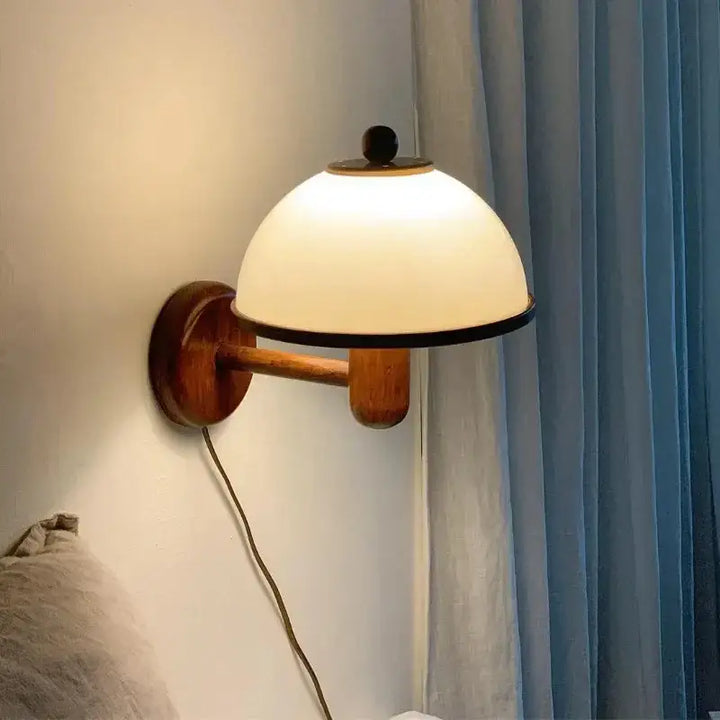 Applique murale standard avec un abat-jour en champignon


