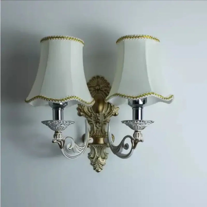 Applique murale style ancien en laiton et tissu blanc