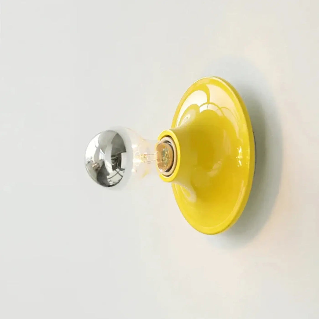 Applique murale atelio en céramique jaune vif avec ampoule en verre clair et base métallique style industriel