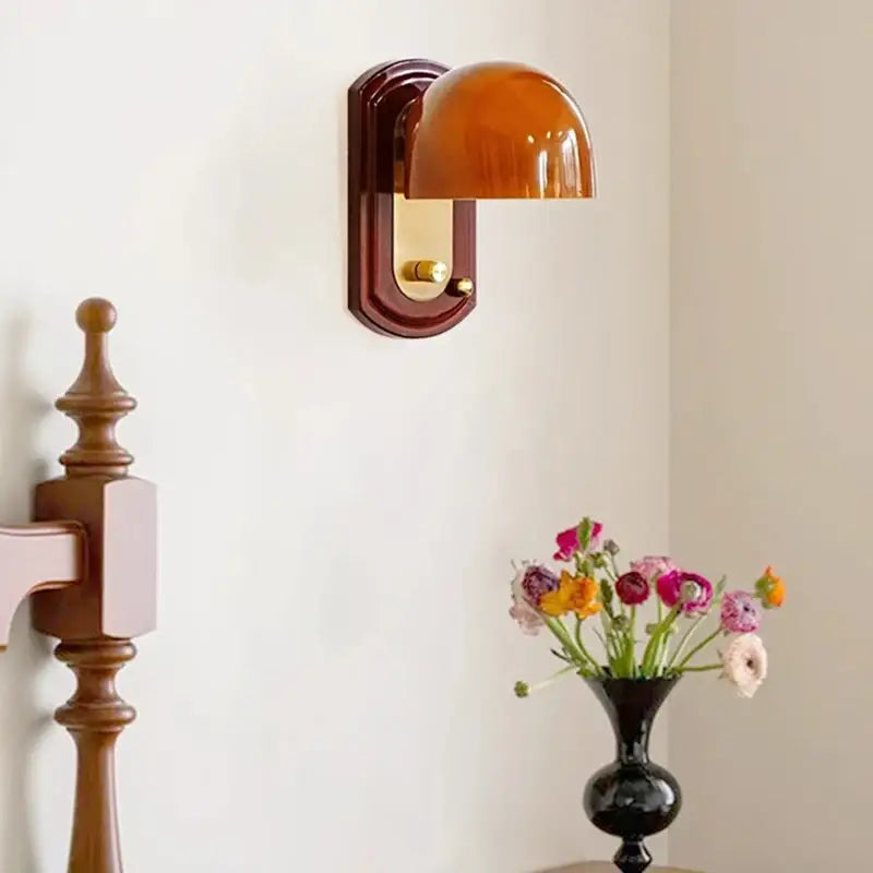 Applique murale avec support en bois marron et abat-jour orange

