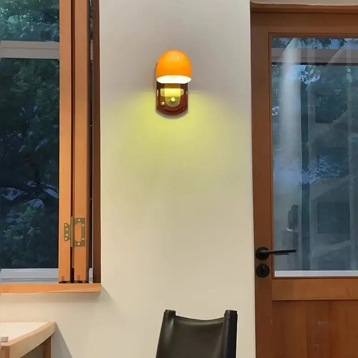 Applique murale avec support en bois marron et abat-jour orange

