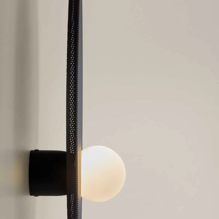 Détail du diffuseur en verre opale de l'applique Trip noire #couleur_noir