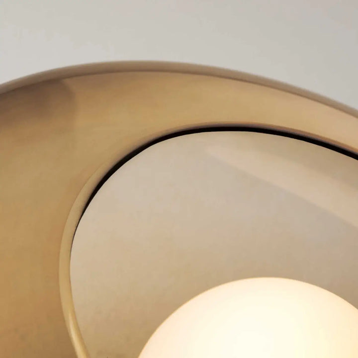 Détail du diffuseur en verre ambré de l'applique Trip Glass #couleur_orange