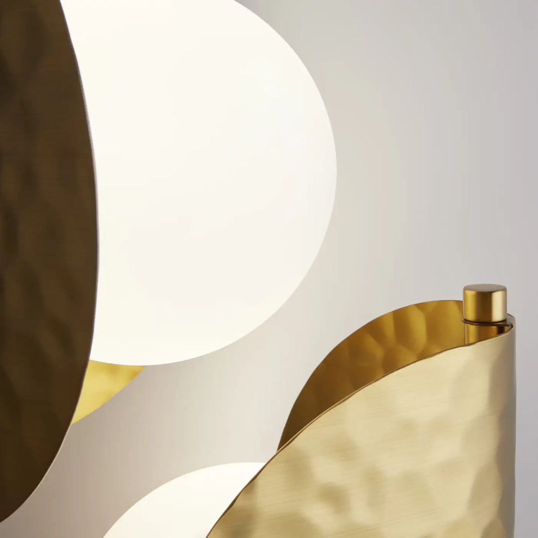 Applique murale tropic en relief martelé effet laiton avec métal doré et abat-jour sphérique blanc doux