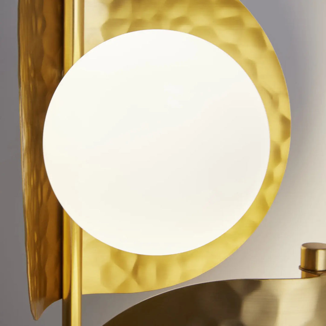 Applique murale tropic en métal martelé effet laiton doré avec abat-jour globe en verre blanc lisse