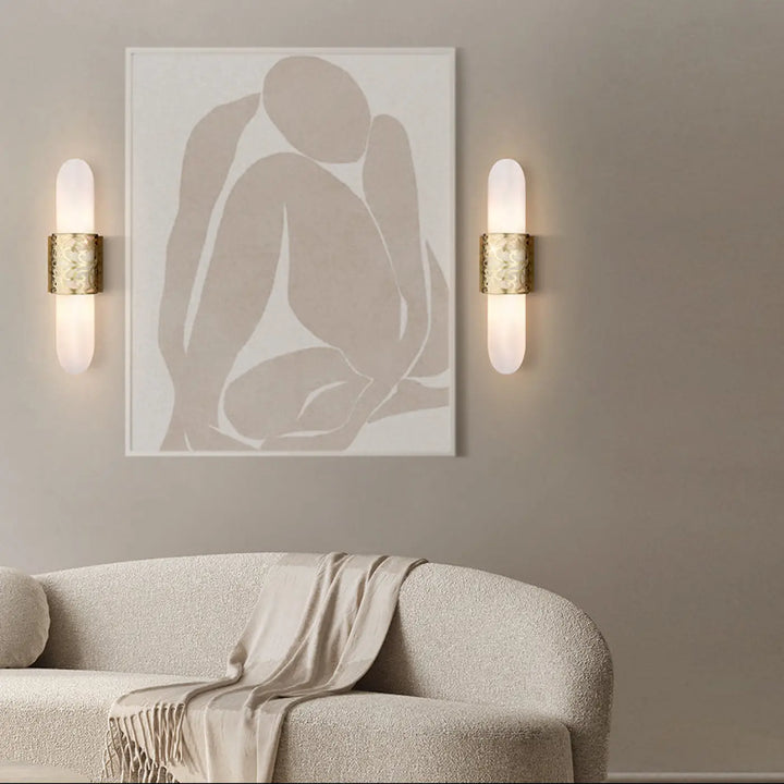 Applique murale venera avec monture dorée et abat-jour en verre cylindrique dépoli pour un éclairage élégant