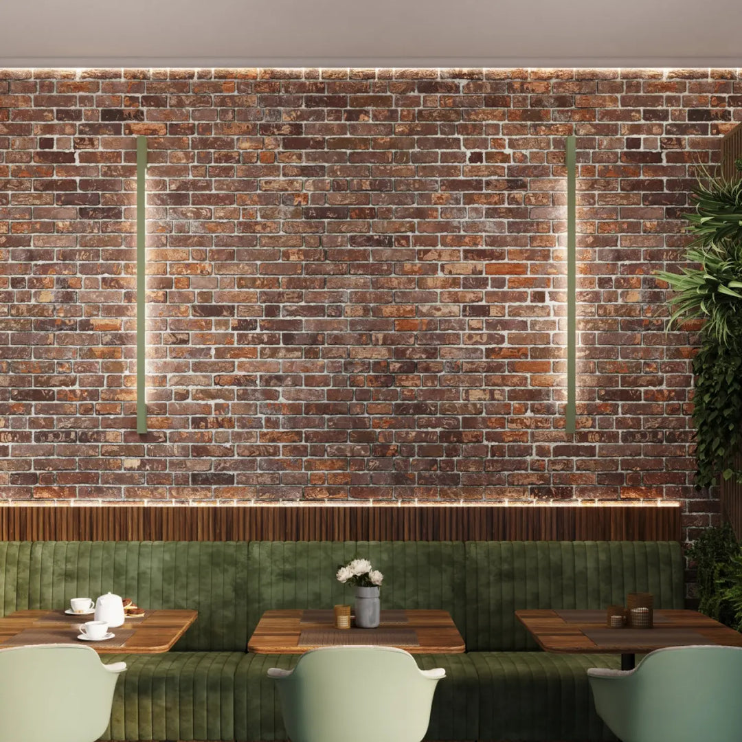 Applique murale lahti 90 led 4000k vert olive avec banquettes en velours vert olive et mur en brique ocre rouge