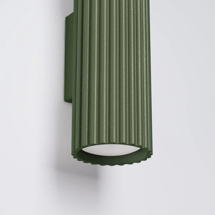 Applique murale karbon 30 vert olive avec finition mate, diffuseur en verre dépoli et design minimaliste plafonnier karbon allie