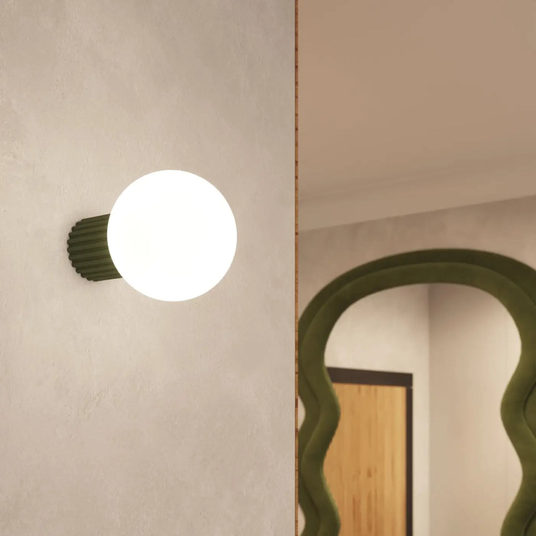 Applique murale lampe halo vert olive avec forme unique et sphère laiteuse pour éclairage mural élégant