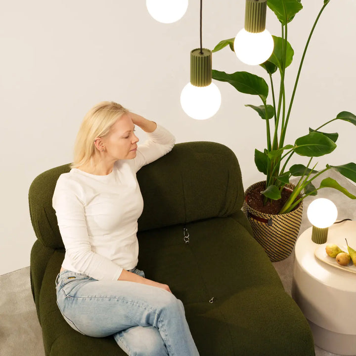 Applique murale lampe halo vert olive avec sphère laiteuse au design forme unique élégante et moderne