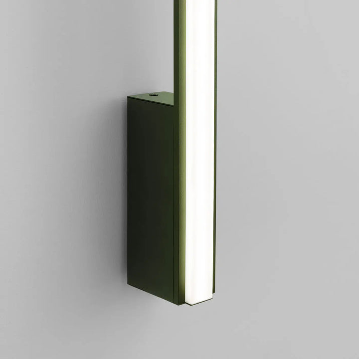 Applique murale lagom 90 vert olive avec led verticale design minimaliste et excellente finition collection lagom allie