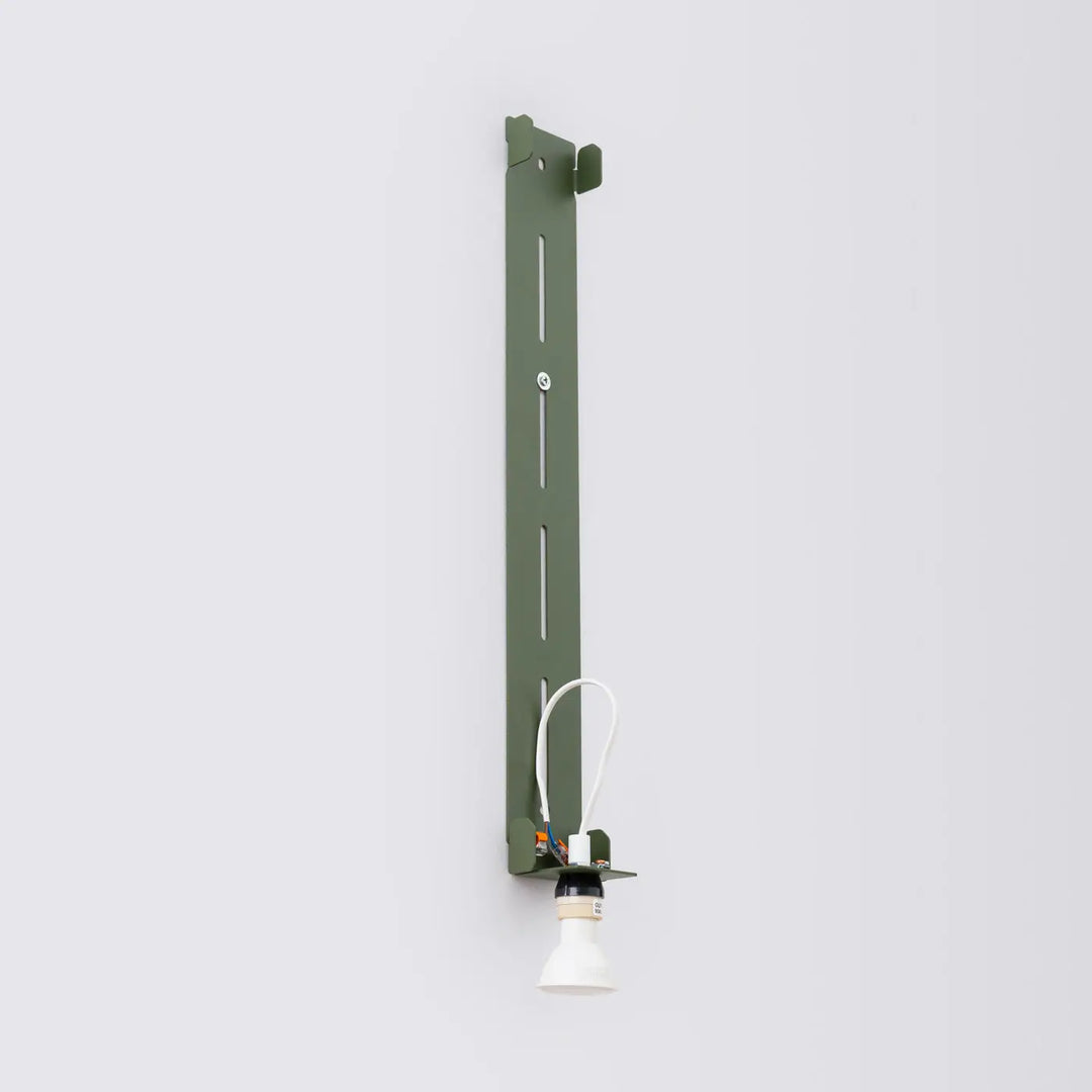 Applique murale vert olive en métal avec ampoule conique blanche et câblage apparent collection freya cinq coloris