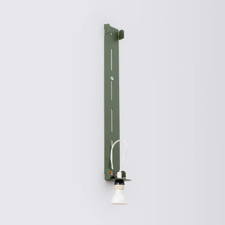 Applique murale freya 120 vert olive en métal avec ampoule conique blanche et câblage apparent de la collection cinq coloris