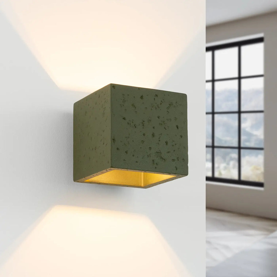 Applique murale design contemporain en béton vert olive avec intérieur doré chaud, un accent décoratif unique