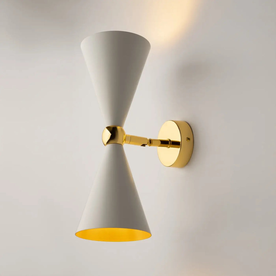 Applique murale VESPER blanche conique avec bras métal doré et intérieur jaune chaud pour éclairage élégant