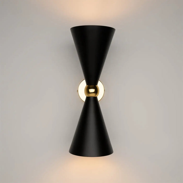 Applique murale vesper conique noire avec accent circulaire doré et sphère centrale design élégant et moderne