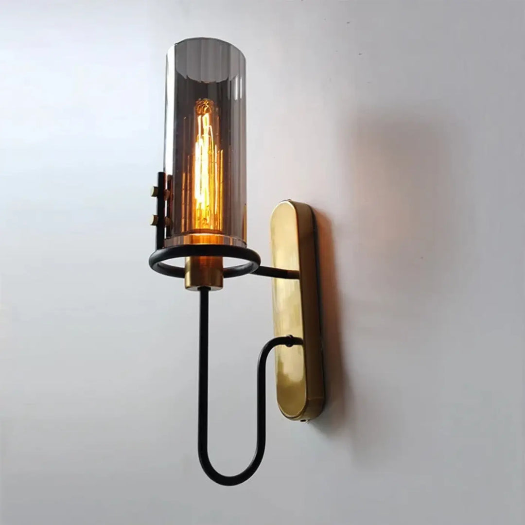 Applique murale loftia avec verre fumé, ampoule à filament visible, support en laiton et bras en métal noir