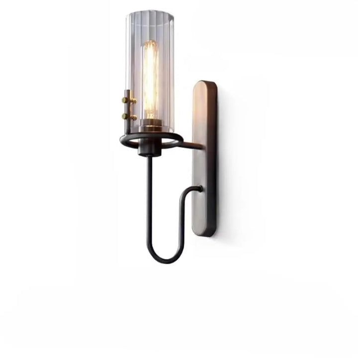 Applique murale industrielle loftia avec verre côtelé clair et ampoule à filament sur support noir en métal
