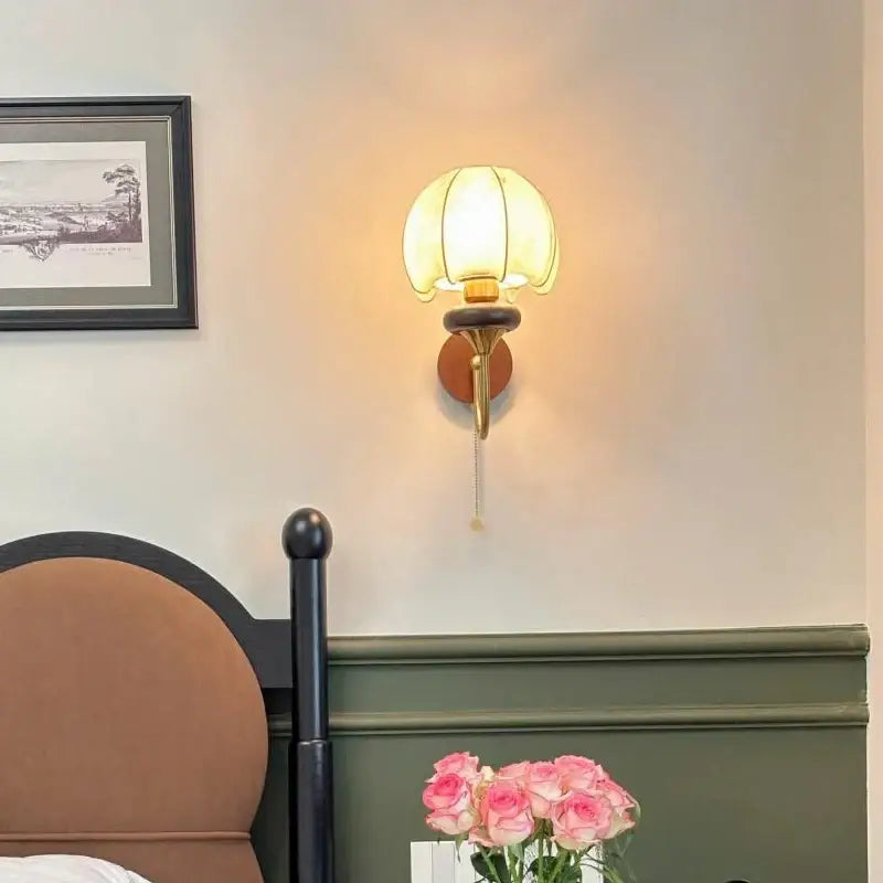 Applique murale vintage en laiton avec globe en verre ambré