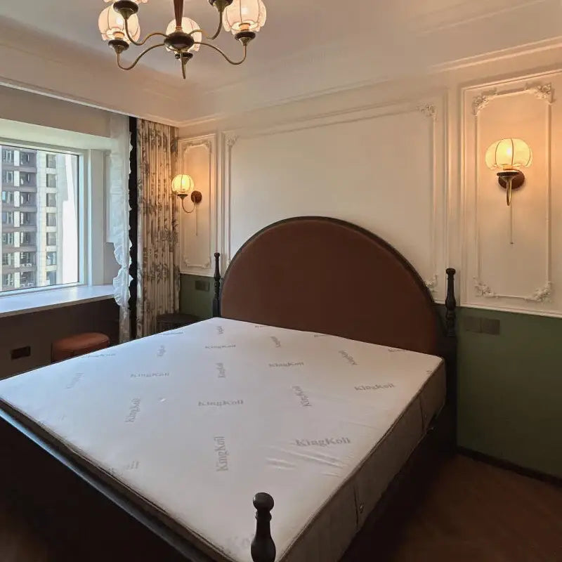 Applique murale vintage en laiton avec globe en verre ambré