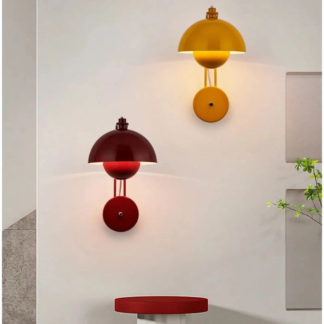 Deux appliques murales pantos avec abat-jour dôme en jaune vif et rouge profond pour un style murale vintage moderne