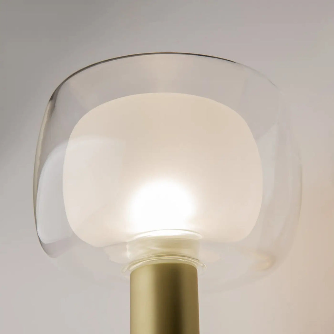 Applique murale double globe avec monture dorée, abat-jour en verre transparent et intérieur blanc givré monté sur base cylindrique