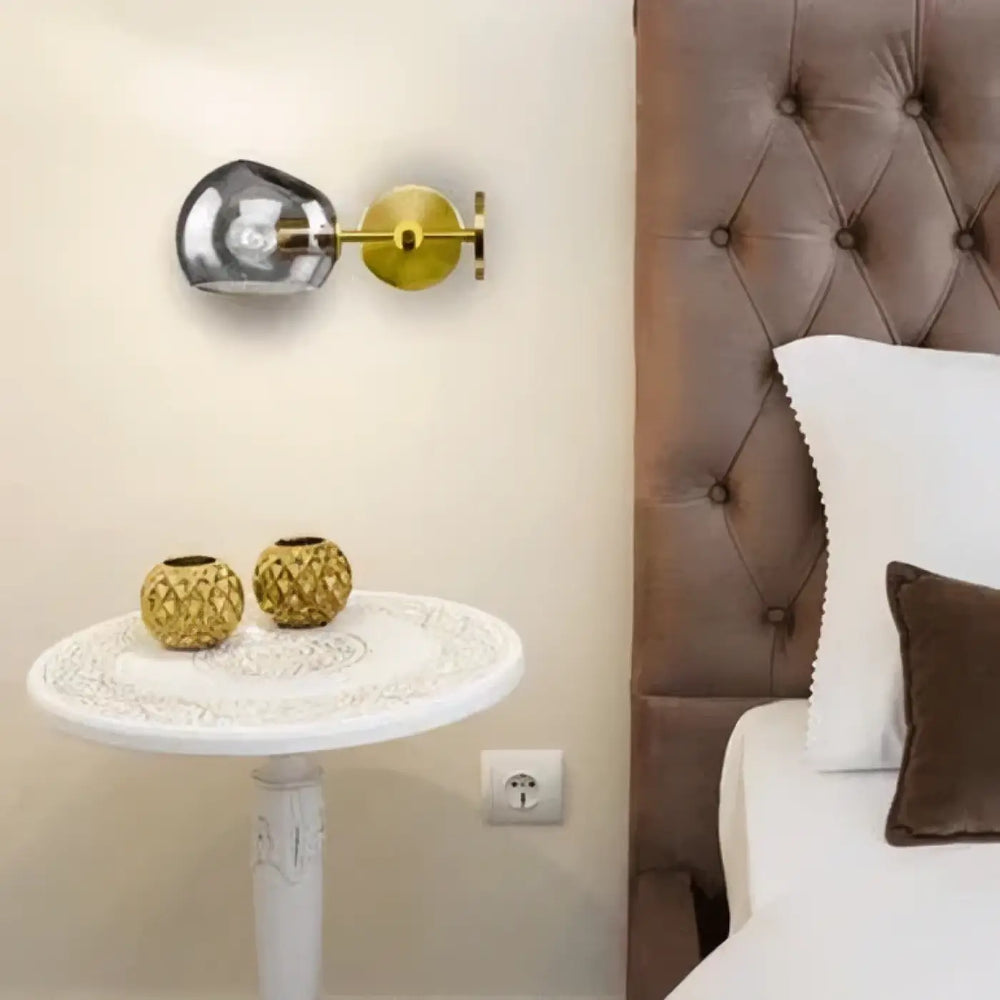 Applique murale olga en finition dorée avec globe en verre soufflé réfléchissant pour un éclairage élégant