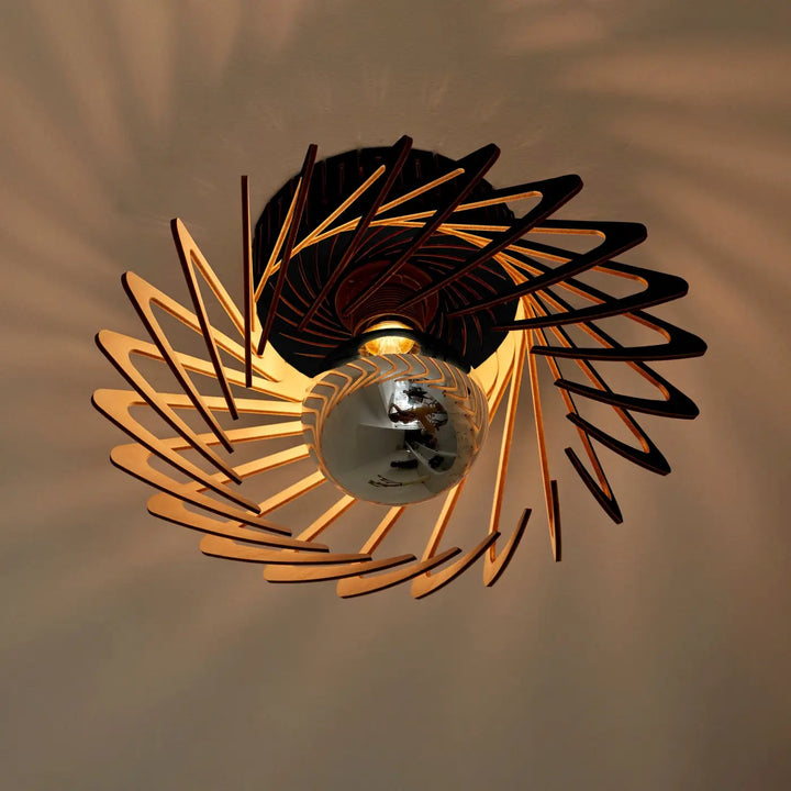 Applique murale pianumayö avec un luminaire central réfléchissant et des lames en bois fsc ton chaud et brun foncé
