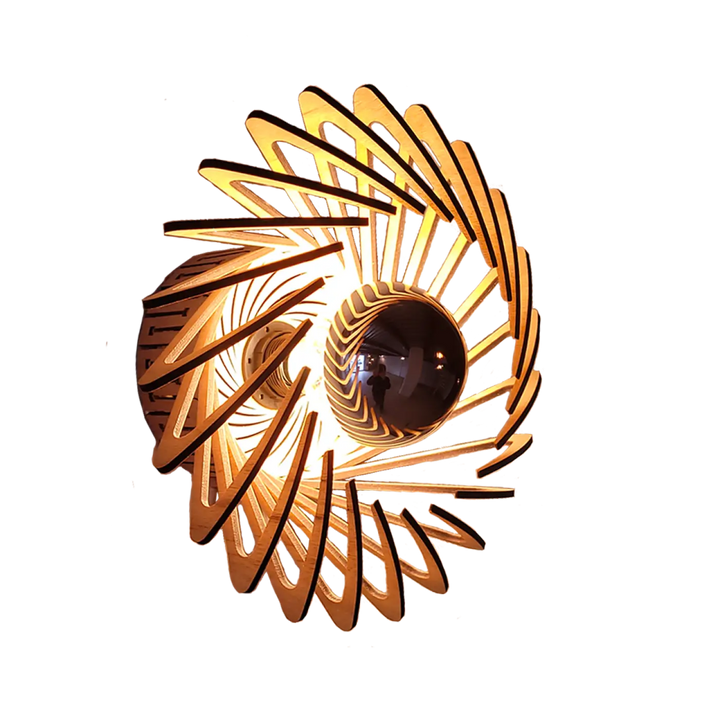 Applique murale pianumayö avec spirale dorée, lumière chaude et lames en bois fsc rayonnant d’un orbe central réfléchissant