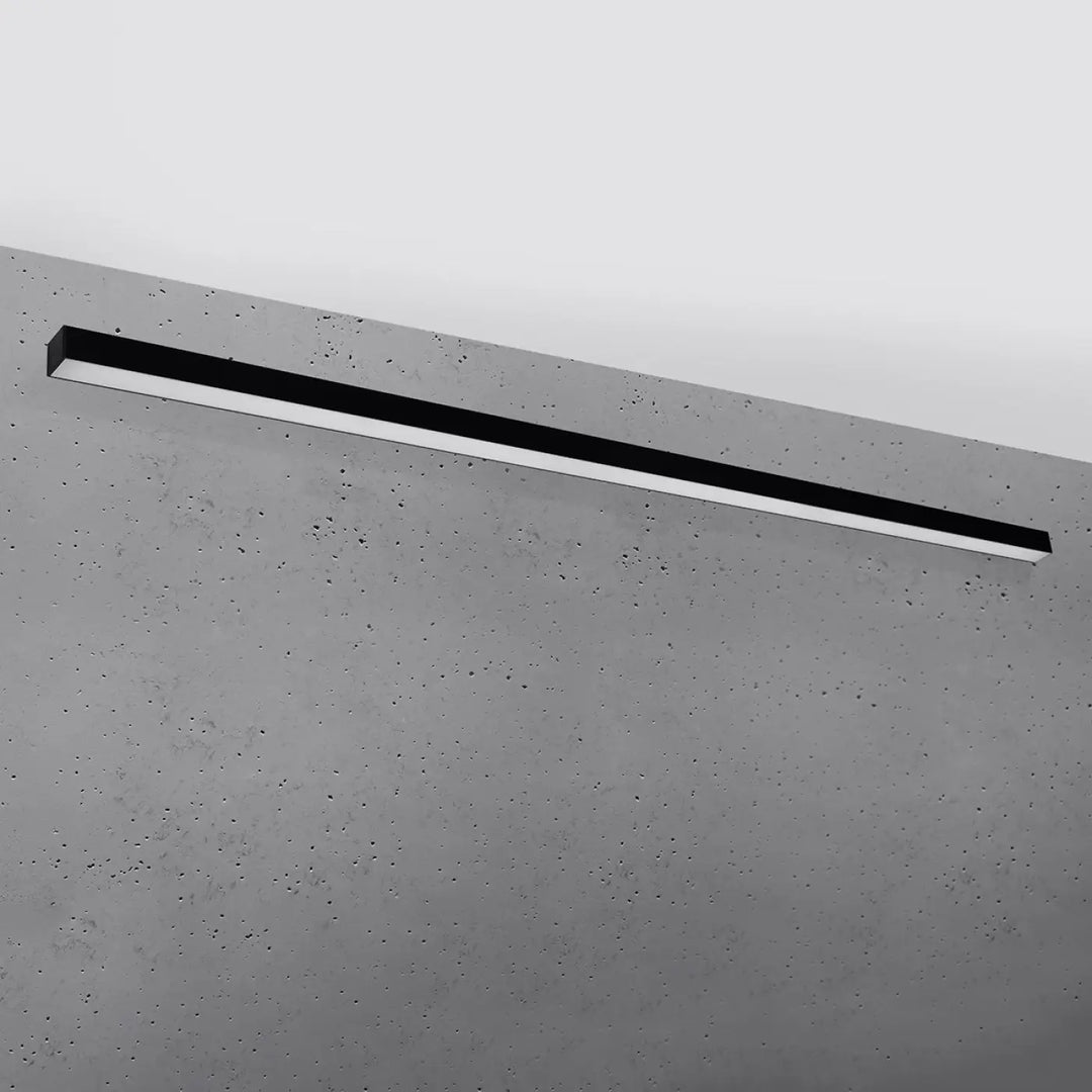 Applique murale pinne 200 noir en led linéaire montée sur mur en béton avec paramètres d’éclairage et différentes tailles disponibles