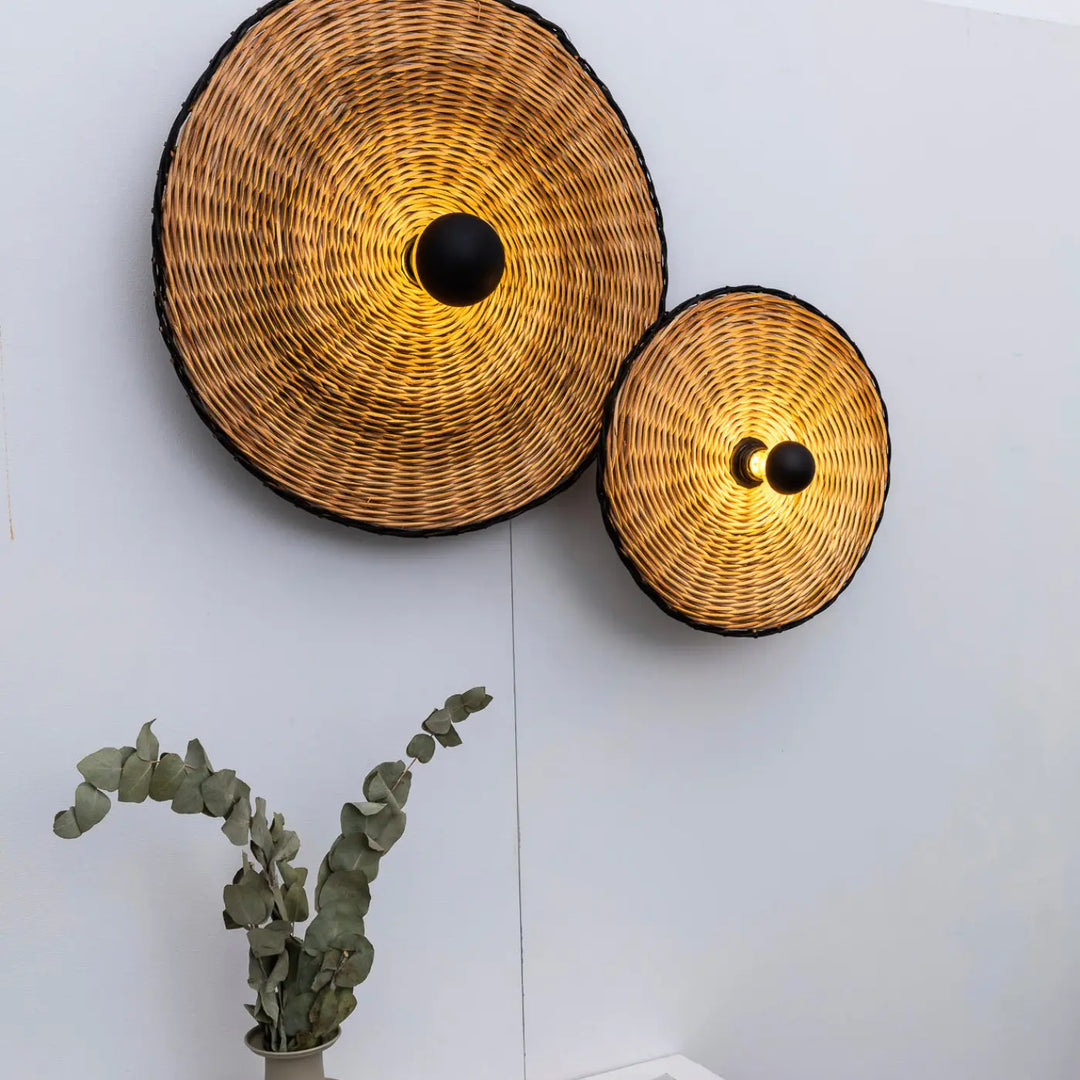 Luminaire Costas en rotin et noir mat dans un intérieur