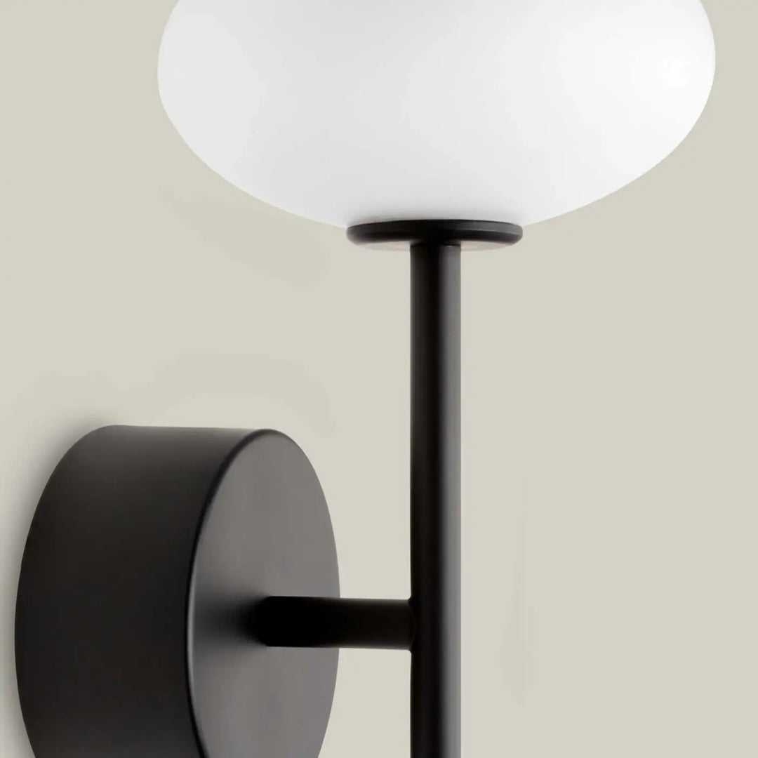 Détail du diffuseur en verre opale de l'applique Bloom
