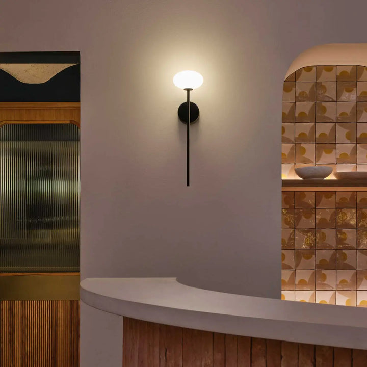 Applique Bloom noire et verre opale dans un intérieur