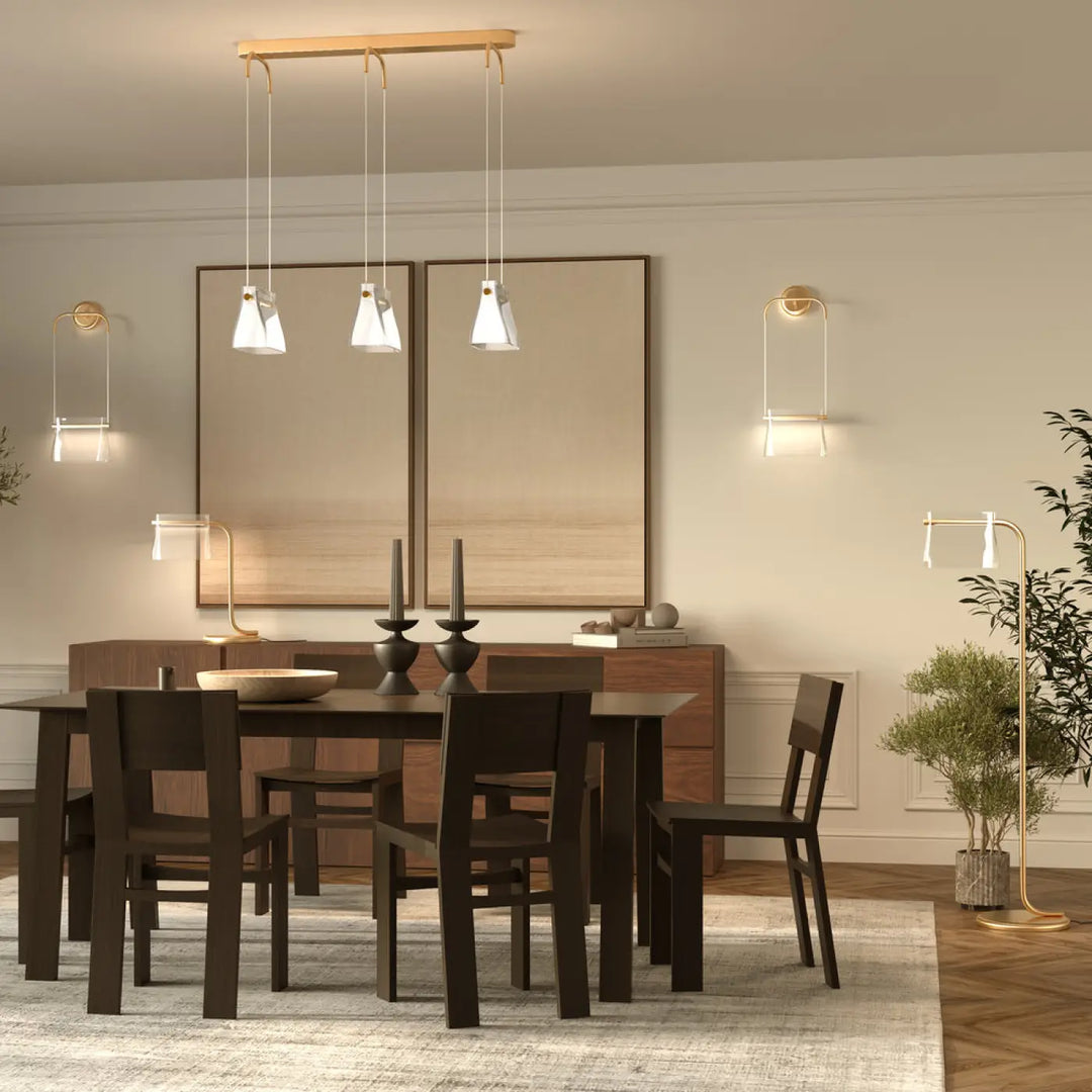 Applique suspendue cabaret avec verre transparent au-dessus d’un ensemble de salle à manger moderne en bois foncé
