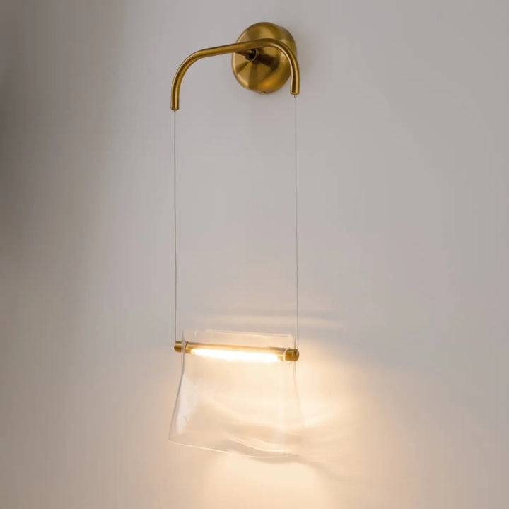 Applique suspendue cabaret en laiton moderne avec bras courbé et verre transparent à led intégrée pour lumière chaude